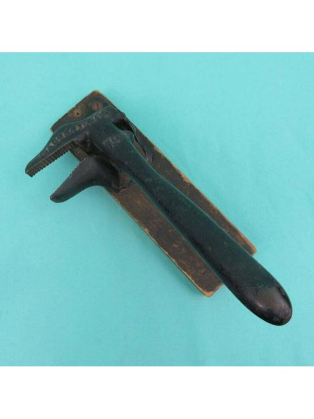 Sergent & Co #10 Wall Mounted Cork Puller Iron Spring Wine Spirits Cork Grip